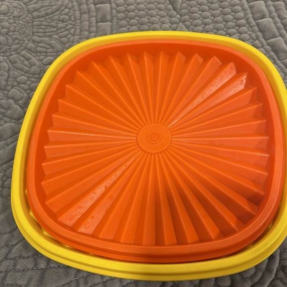 Vintage Tupperware Servalier bowls and lids. Great condition. Set of three - Picture 9 of 13